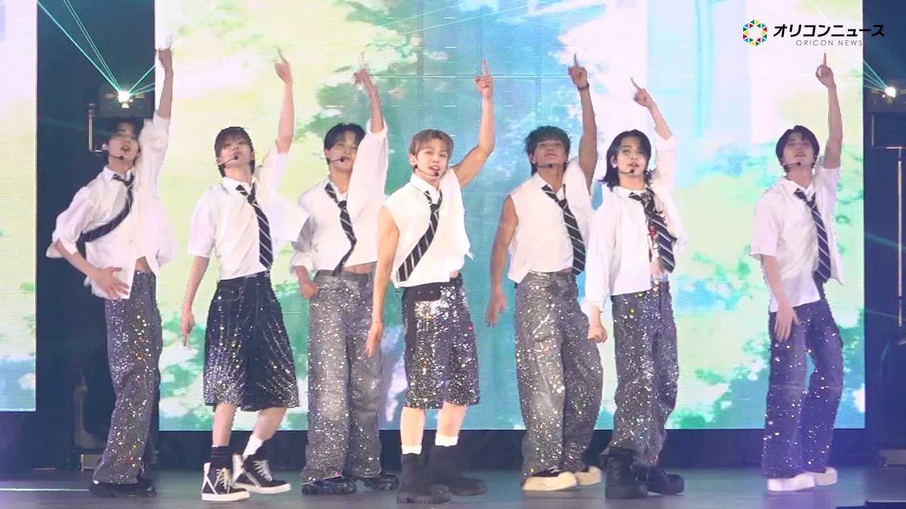 aoen�A�V�ȁu�t�C���N���f�B�u���v���܂�2�Ȕ�I�I�����̃��C�u�p�t�H�[�}���X�ɉ��吷��オ��wRakuten GirlsAward 2025 AUTUMN/WINTER�x