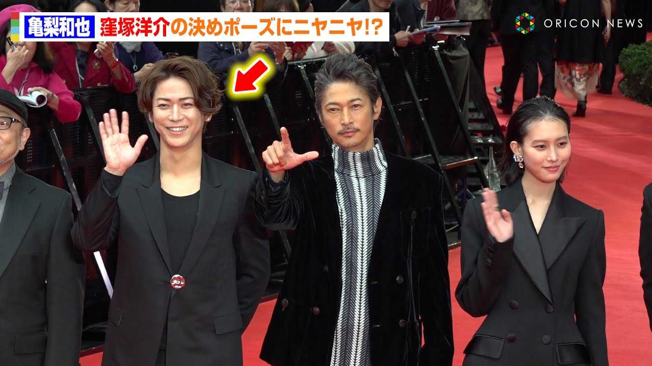KAT-TUN�T���a��A�E�˗m��̂��ӂ����|�[�Y�Ƀj���j���@�u���b�N�X�[�c�p�Ń��J�y�ɓo��@�w��37�񓌋����ۉf��Ձx���b�h�J�[�y�b�g