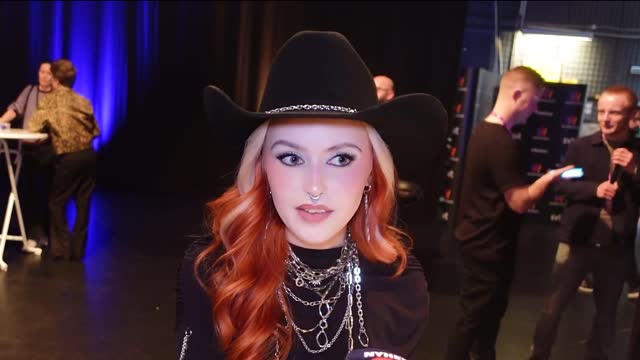 Saga Ludvigssons panik backstage: ”Visat p*ttarna för Anders Bagge"