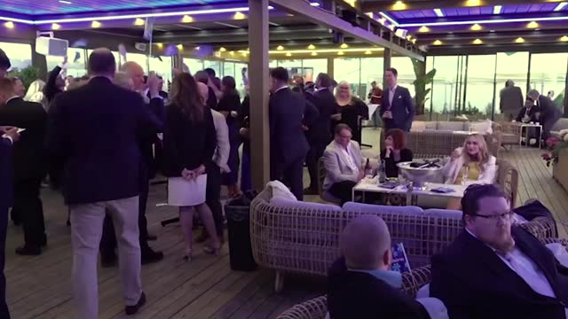 Här dansar SD till förbjudna låten på valvakan