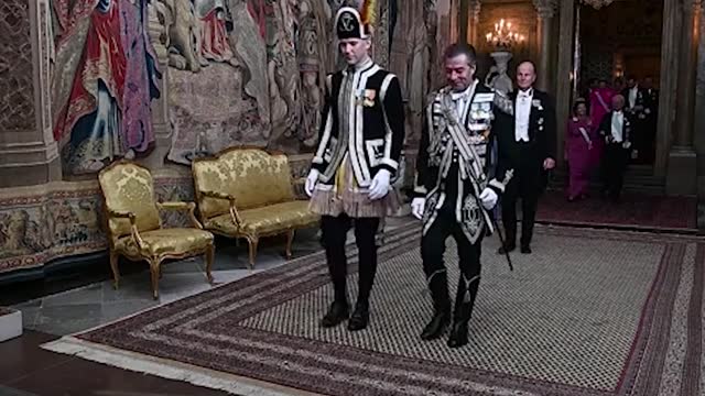 Här anländer kungligheterna till kungens Nobelmiddag