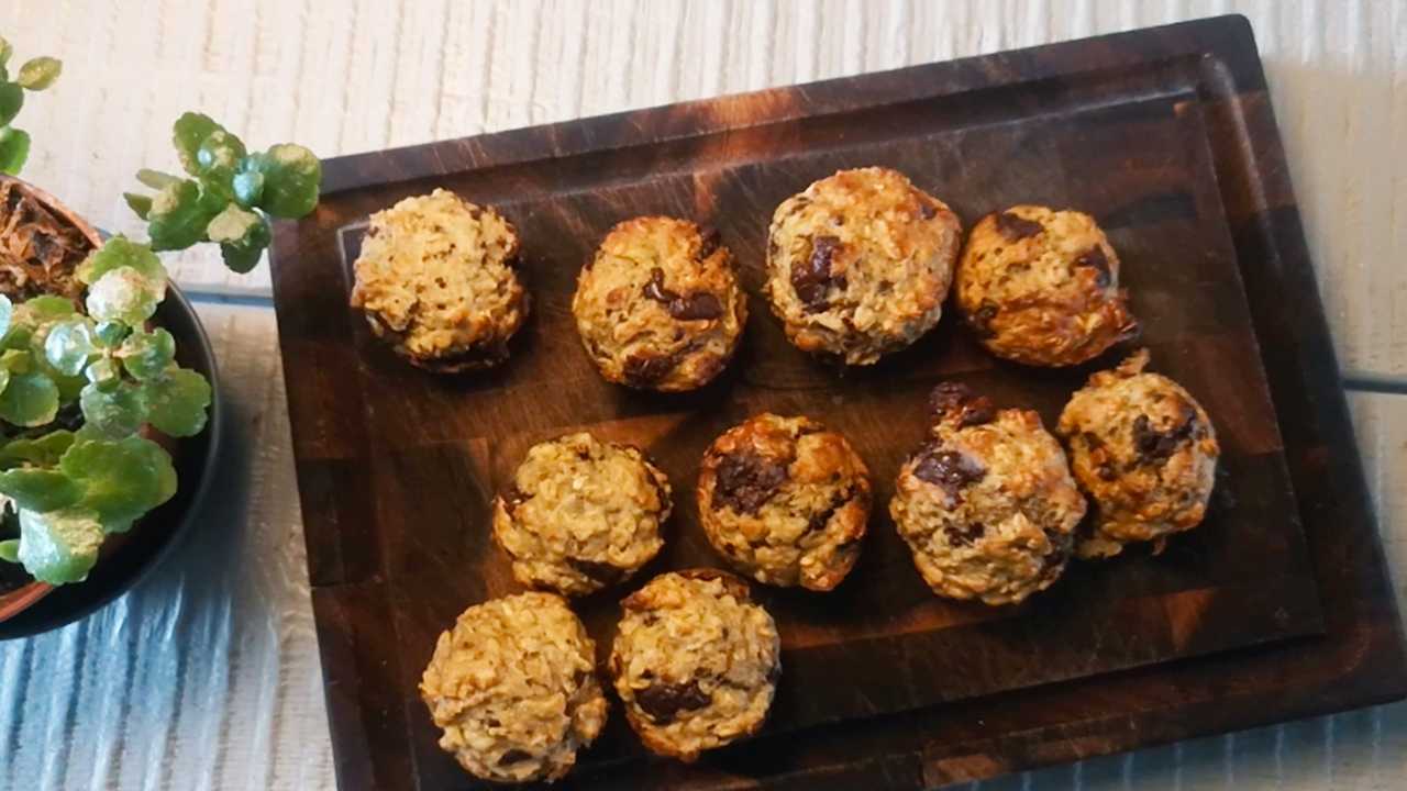 Så gör du nyttiga bananmuffins med barnen