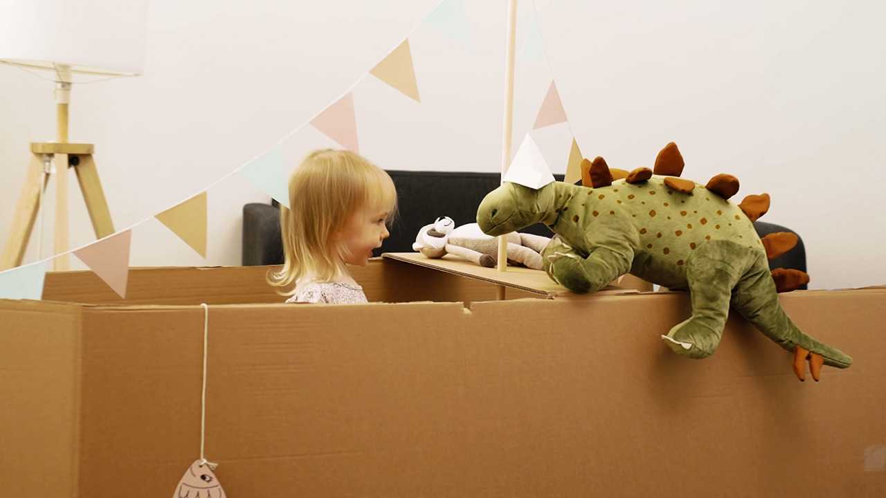 Så gör du en häftig kartongbåt till ditt barn