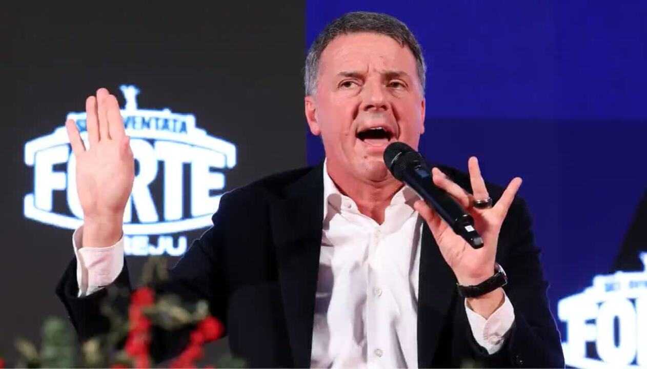 Atreju, Crosetto porta fuori 'di peso' Matteo Renzi dopo la bagarre sul  palco